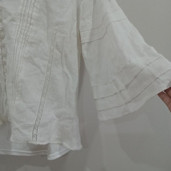 Beautiful white blouse with lace and bell sleeves - Picture 4 of 4